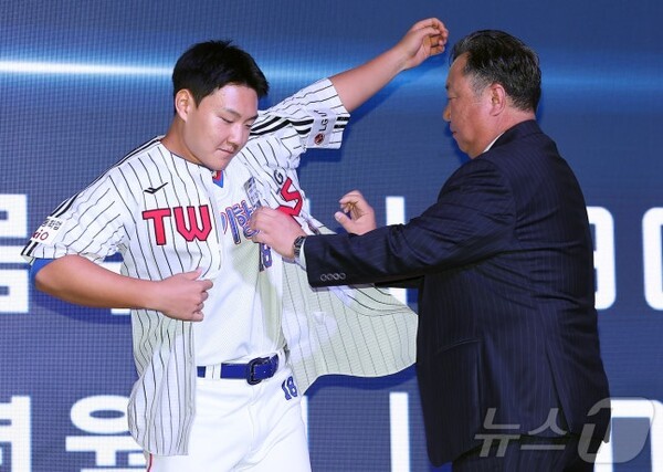 [오피셜] 정규리그 우승에 이어 스틸픽까지 겹경사! LG, <b>신인 투수</b> 양우...