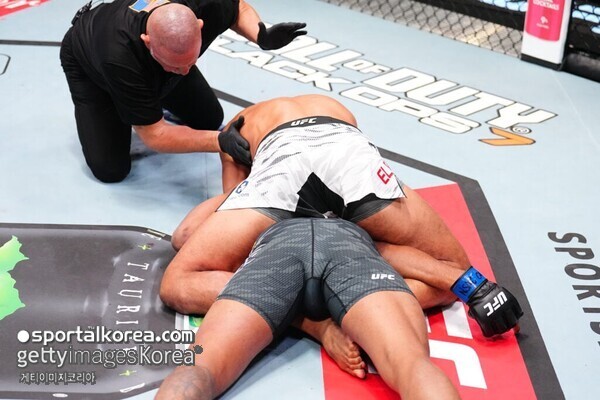 UFC 충격 오심! 20번 탭했는데 심판은 무시…실신 사태 "안경 필요해 보인다" 팬들 분노