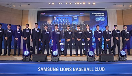 '갤럭시 Z 폴드7+유니폼 대형 액자 선물' <b>삼성</b>, 2026 <b>신인선수 입단식</b> 성...