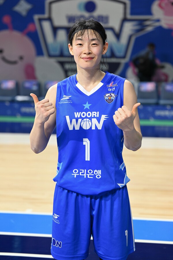 3연패는 없다! <b>우리은행</b>, <b>신한은행</b> 꺾고 개막 후 <b>첫 승</b>