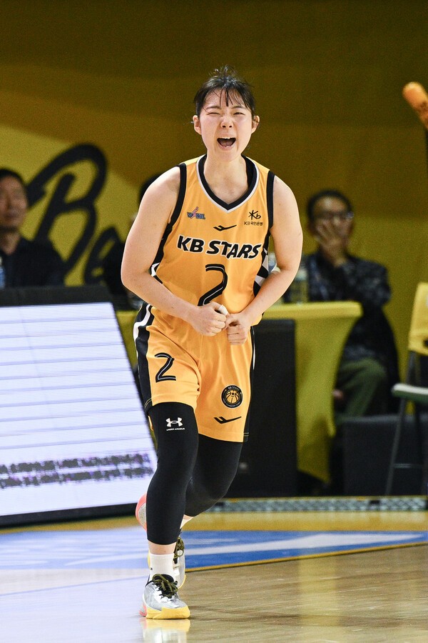 허예은이 끌고 <b>강이슬</b>이 끝냈다! <b>KB</b>, 우리은행 꺾고 <b>선두</b> 유지