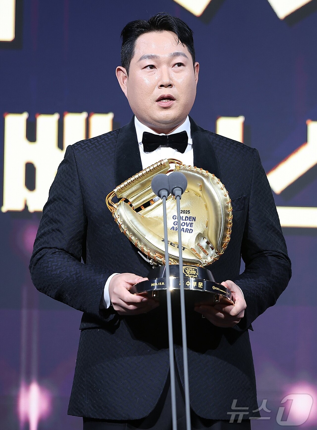 '이승엽과 어깨 나란히' 두산, '리빙레전드' <b>양의지</b> 통산 10번째 GG <b>기념</b>...