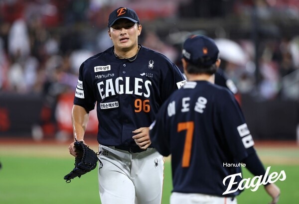 류현진이 놀랐다, "사람이야?" 소리 들은 한화 190cm 우완…한 손으로 들어 올린 40kg, 경기장에서도 괴력 나올까