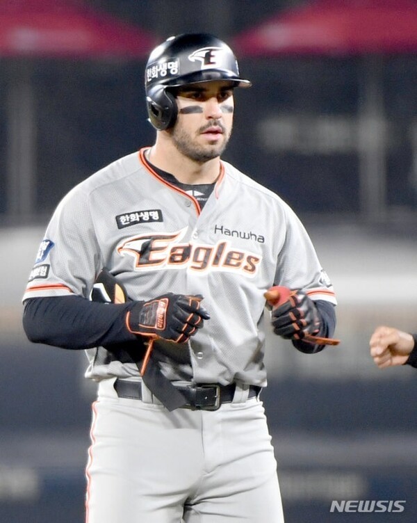 이럴 수가! '한화에서 재계약 실패' 前 중견수, FA 미아 위기…하나둘 빠져나가는데 홀로 '무관심', 찬밥 신세 벗어날 수 있을까