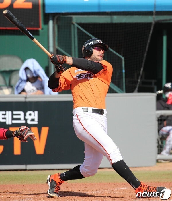 대박! 한화와 재계약 실패했던 중견수, 드디어 딱 맞는 팀 찾았다...美 매체 "눈에 띄는 선수, 무조건 영입해야 한다"