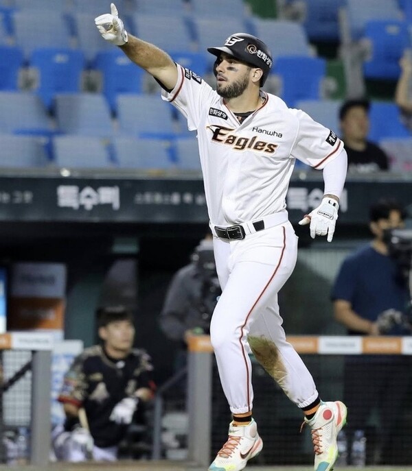 '초대박' 35살 전직 한화맨, 제대로 일냈다! 첫 경기부터 '수훈선수' 선정...선제 스리런포 '쾅'→눈도장 제대로 찍었다