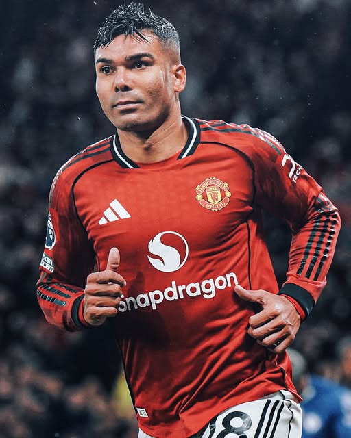 와 맨유 초대박! '오피셜' 공식발표 뒤집는다...카세미루 맹활약+"한시즌 더" 팬들 요청에→"새로운 계약 논의 중"