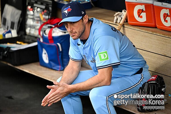 다저스 잡으러 가다 병들겠네! 위기의 토론토, 韓 17승 괴물 투수 이어 '美 222승' 레전드까지 이상 신호...2이닝 조기 강판→선발진 '초비상'?