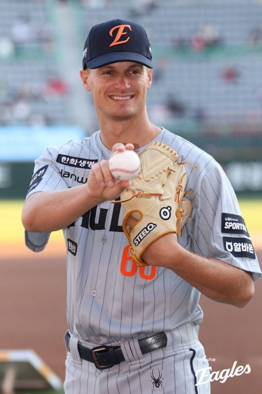 '류현진 10K 쾌투' 한화 더 강해진다! "한국행 오랜 꿈" 대체 外人 초고속 데뷔전 임박…"짧은 이닝 던지고 다음에 선발 투입"