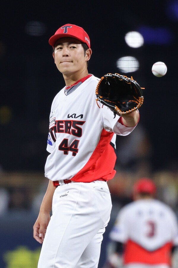 "한화 떠나며 울었다" KIA 35세 베테랑이 2차 드래프트 '대박' 만들까? 2G 5이닝 무실점→마운드에 정말 큰 힘 되네