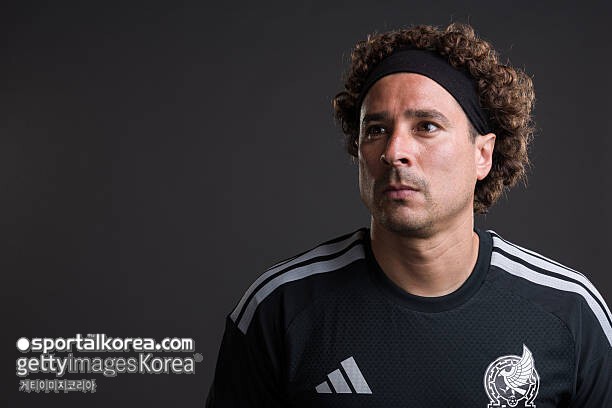 '한국 1-0으로 꺾고 조 1위 확정' 멕시코, 덕분에 최종전서 41세 오초아 선발 카드 꺼낸다..."체코전 로테이션 가동 예정"