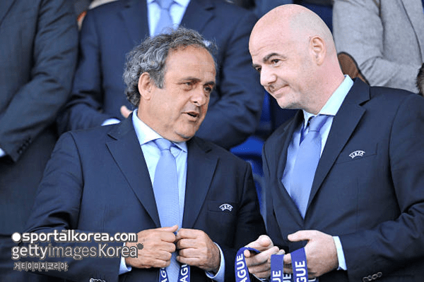 미셸 플라티니 前 UEFA 회장(좌)과, 잔니 인판티노 FIFA 회장