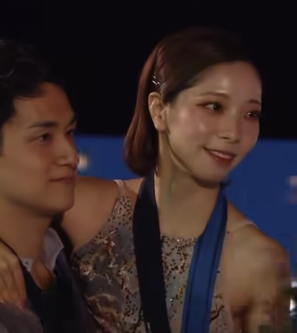 SNS 뜨겁게 달군 열애 의심 커플, 결국 깜짝 약혼 발표..."서로 의지하며...