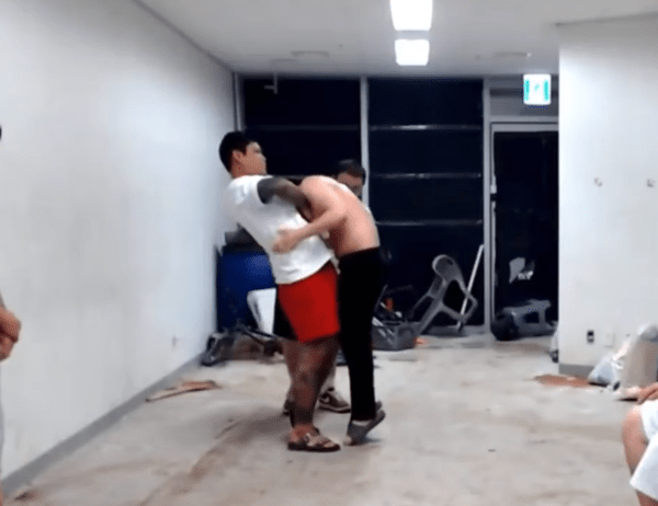 "죽자 그냥"...'조폭 출신 파이터' <b>김중우</b>, 인터넷 방송 중 일반인 기절...