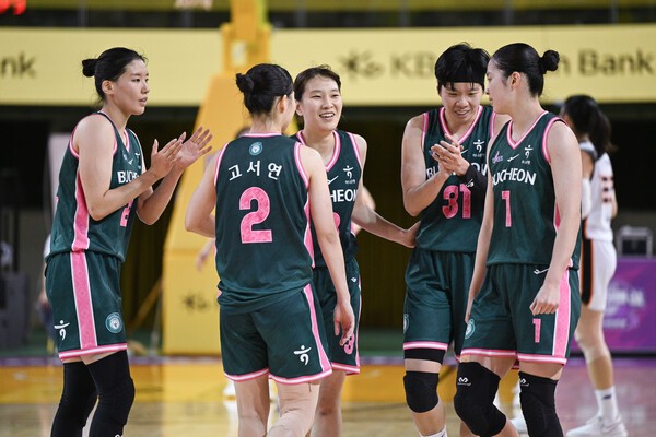 여자농구 하나<b>은행</b>, <b>우리은행</b> 꺾고 4강 진출 희망 살렸다! KB스타즈·신...