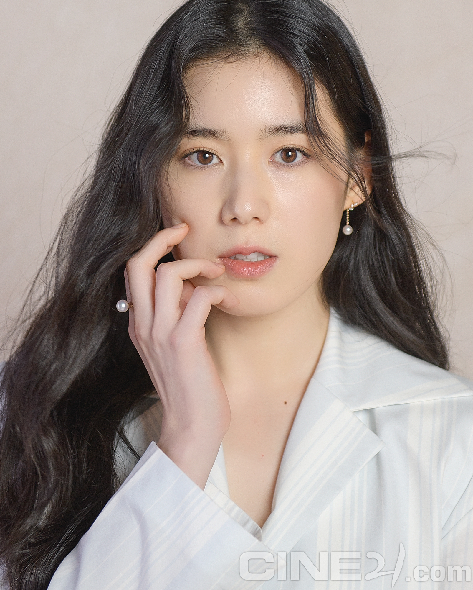 더쿠 - [씨네21] 안나 수지 / 정은채 / 김준한 인터뷰
