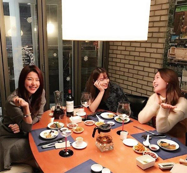 <b>이민정</b>, 남편 <b>이병헌 스킨십 논란</b>에도 인증샷 게재 “끊이지 않는 수다...