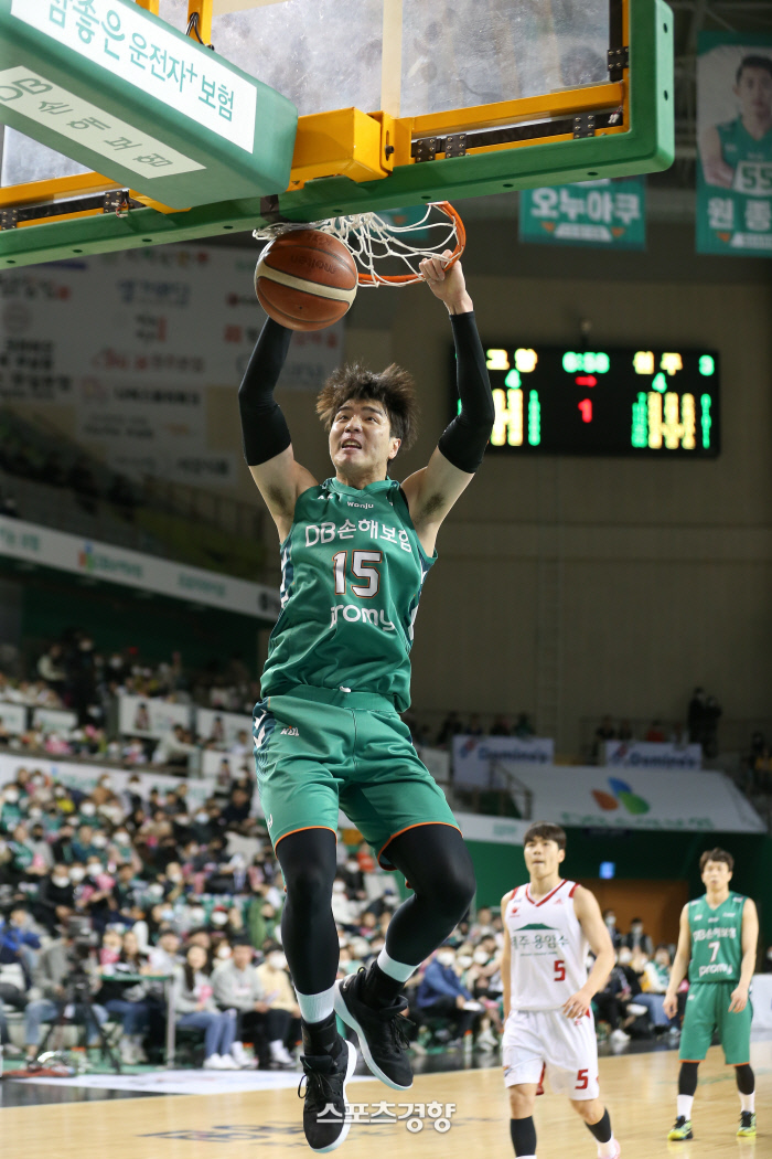 김종규 2년 연속 KBL <b>연봉킹</b>…7억 1000만원에 사인