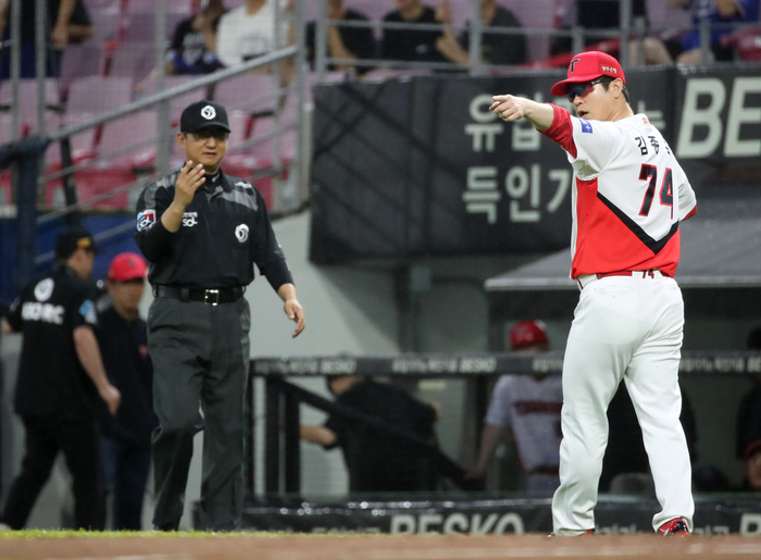 <b>오심</b> 잡아야 하는 판독센터의 <b>오심</b>···심판도 못 보는데 화면까지 놓...