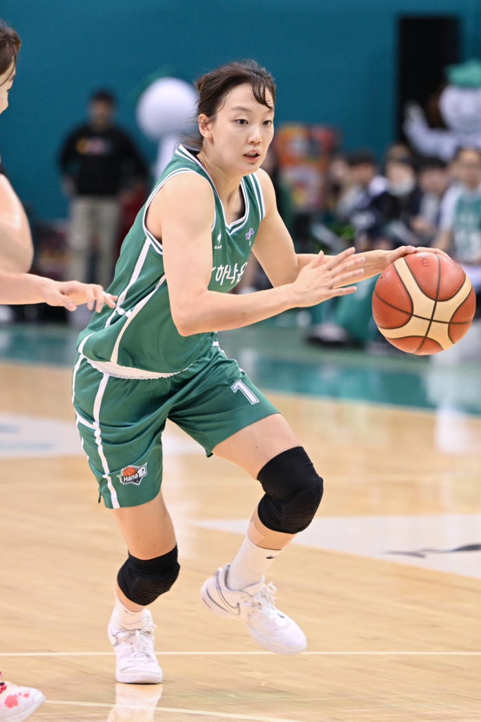‘<b>신지현</b> 18점’ <b>하나원큐</b>, BNK잡고 3연승…단독 3위로 도약