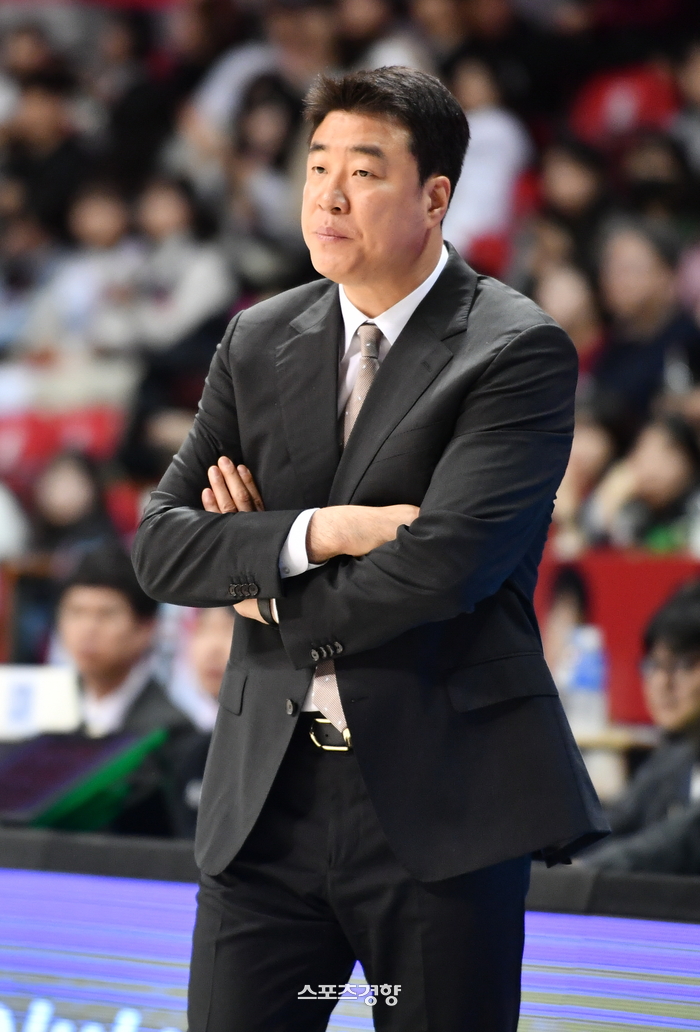<b>은희석</b> <b>삼성</b> <b>감독</b>, 성적 부진으로 사퇴