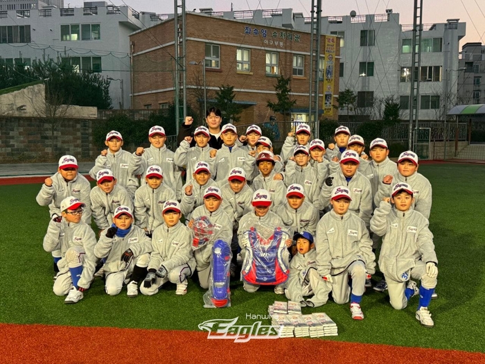 <b>한화</b> <b>노시환</b>, 모교에 2000만원 상당 <b>야구</b>용품 선물