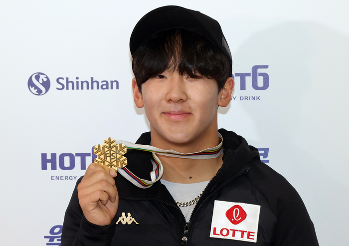 ‘3관왕 향한 여정 시작’ <b>스노보드 이채운 금메달</b>…빙속, 아이스하키서 은 2...