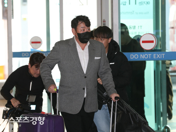 호주로 <b>출국</b>하는 <b>진갑용 감독 대행</b>[스경포토]