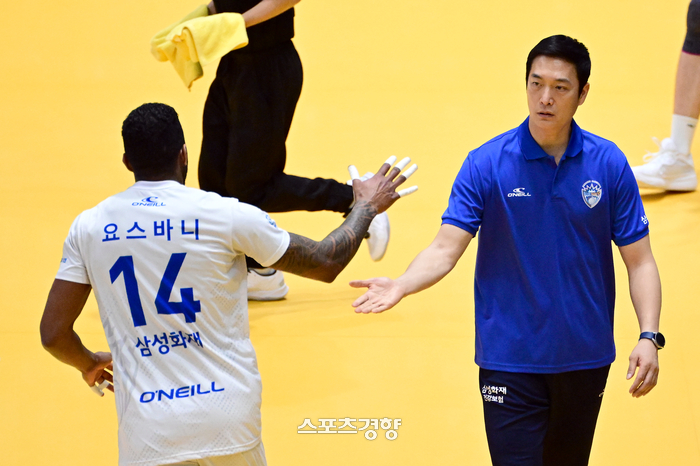 <b>삼성화재</b>, 6시즌 만에 ‘봄 배구’로 이끈 <b>김상우 감독</b>과 3년 더 함께
