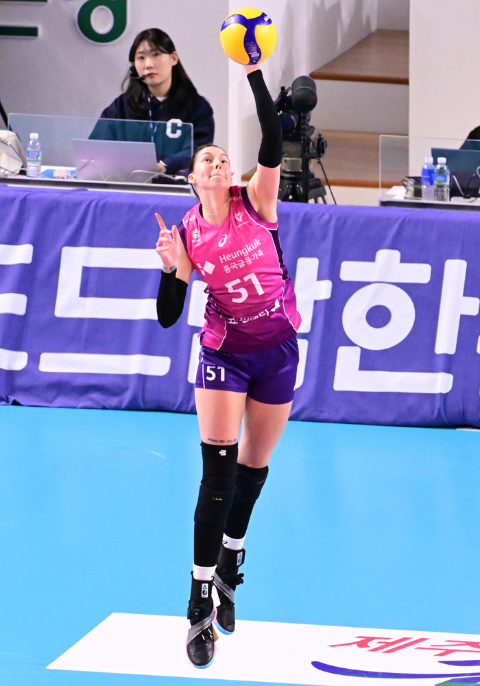 4연승 <b>흥국생명</b>, <b>윌로우</b> 부상 돌발변수 IBK전 못 뛴다
