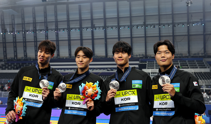 <b>황선우</b>, 김우민 등 계영 800ｍ 2위…세계<b>수영 단체전</b> 첫 메달 “0.1초차 아쉬...