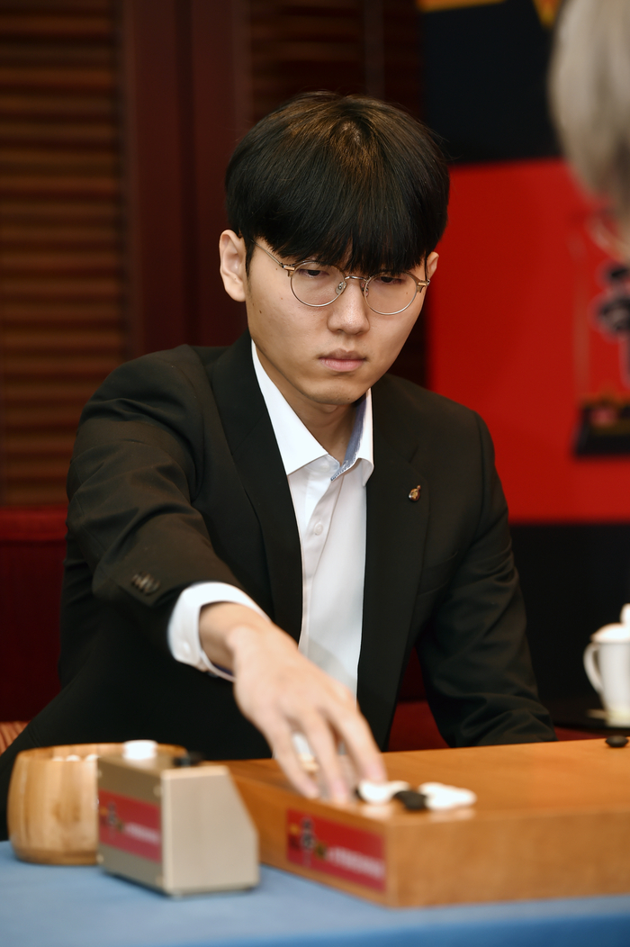 ‘숙적’ <b>커제</b>도 꺾었다···<b>신진서</b>, 이창호의 <b>농심배</b> 최다연승 기록과 타이