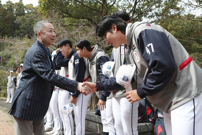 <b>박정원</b> <b>두산</b> <b>구단주</b>, 올해도 전지훈련 격려 방문