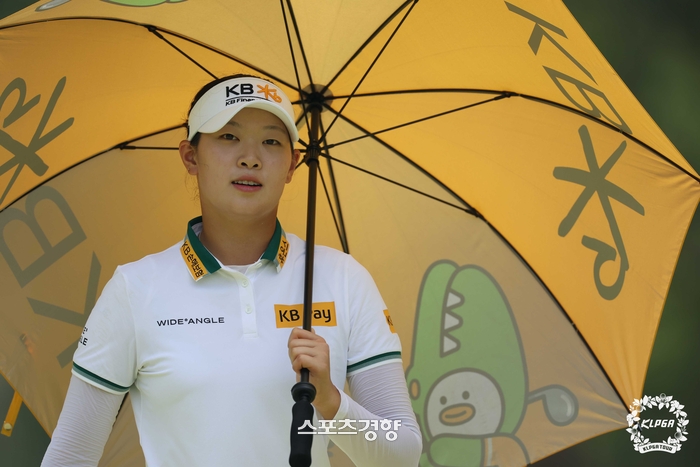 “더위에 아직 적응을 못했는데···” 무더위 날린 4언더파 맹타, 방신실 블...