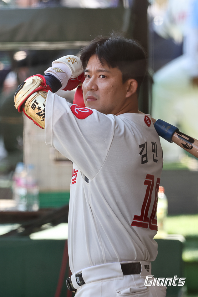 ‘이적생’도 터졌다…3루수로 나선 <b>김민성</b>, 김광현 상대로 쫓아가는 홈런[스...