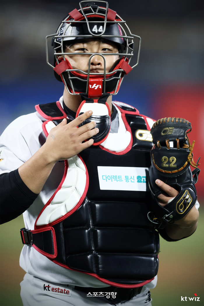<b>강백호</b>, 데뷔 7년 만에 첫 <b>포수</b> 선발 출전···장비도 이미 다 받았다[스경x...