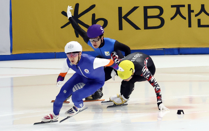 <b>황대헌</b>, 또 실격 ‘관중석에선 박수’···박지원 1500m 1위 ‘<b>국대</b>’ 확정