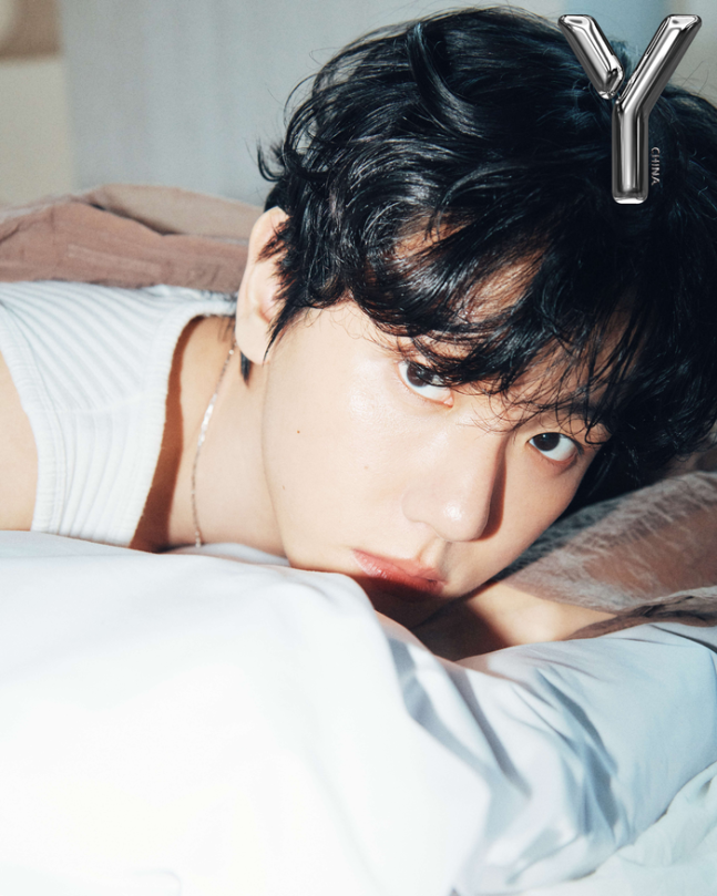 자꾸 눈맞춤하게 만드는 백현님의 화보