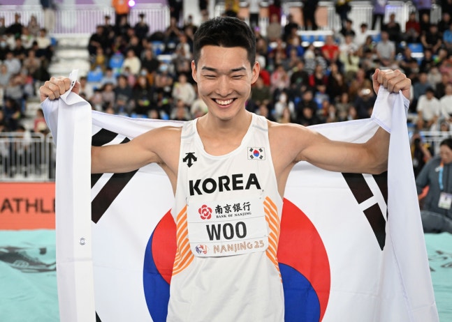 ‘스마일 점퍼’ 우상혁, 2ｍ31 넘고 3년 만에 세계실내선수권 정상 탈환!···“구미·도쿄에서도 최선 다할 것”