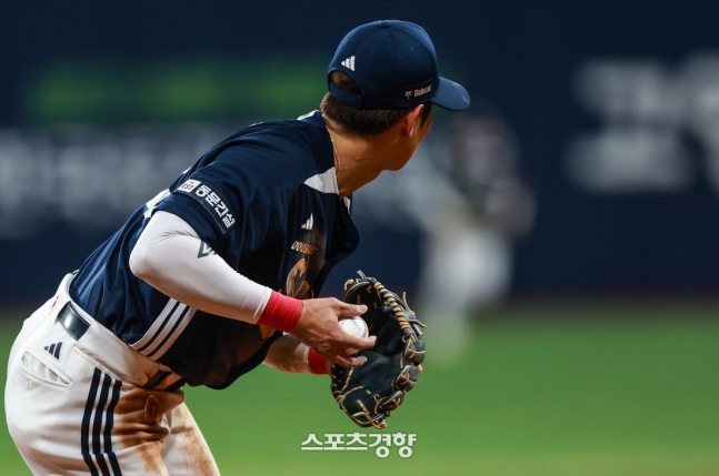 ‘1점 차까지 따라붙었는데’ 추격세에 스스로 찬물을 끼얹은 두산, 실책 5개로 2연승 마침표