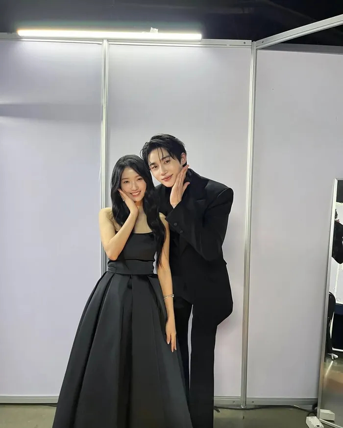 ‘<b>솔선커플</b>’ 변우석김혜윤, 달달 투샷 또…팬들 기뻐 죽네[종합]