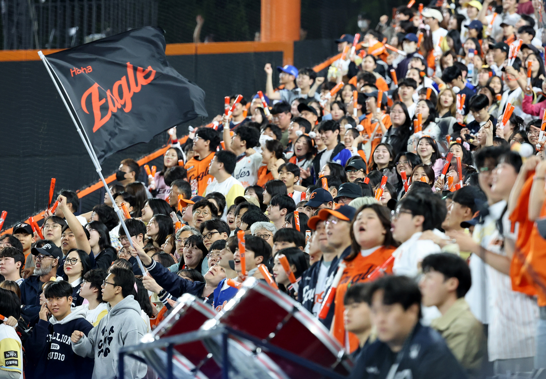 <b>한화</b>, KBO리그 홈·원정 <b>연속 매진</b> 신기록 ‘<b>17</b>경기’···홈 <b>매진</b>도 15...