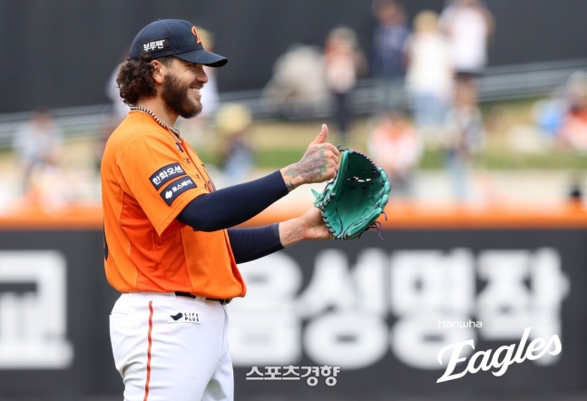 ‘미쳤다 폰세’ 류현진 넘어 선동열과 어깨 나란히, SSG 상대 18K 34년 만의 대기록···8이닝 무실점 호투, 한화 3연패 마침표
