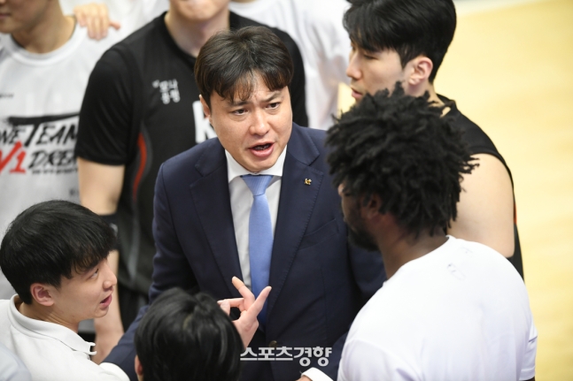 우승 못 하면 해고? 프로농구 KT 송영진 전 감독 “일주일 전만 해도 잘해보자 했었는데···”