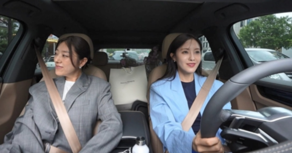 ‘금융맨’ <b>효민</b>, 국내 단 2벌 뿐인 <b>웨딩</b>드레스 입은 사연 (전참시)