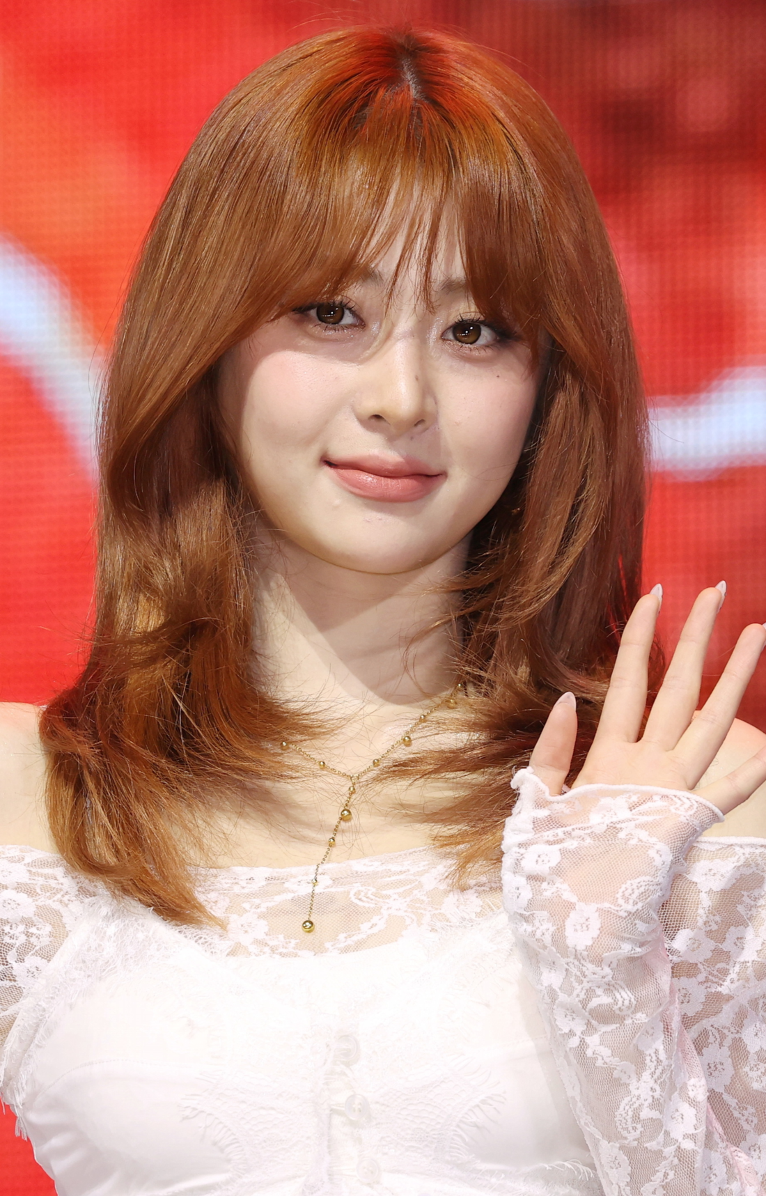 르세라핌 <b>허윤진</b>, <b>허리 부상</b>으로 ‘위버스콘’ 불참[공식]