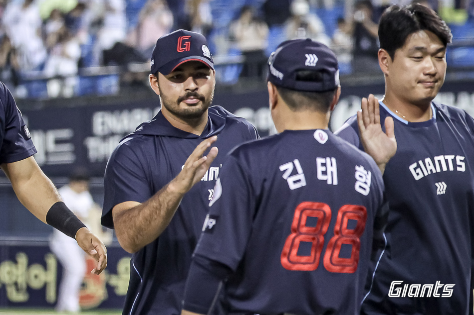 <b>롯데</b>, 4-2로 두산 누르고 2연승…김태형 감독 “<b>감보아</b> 잘 던졌고 필승...