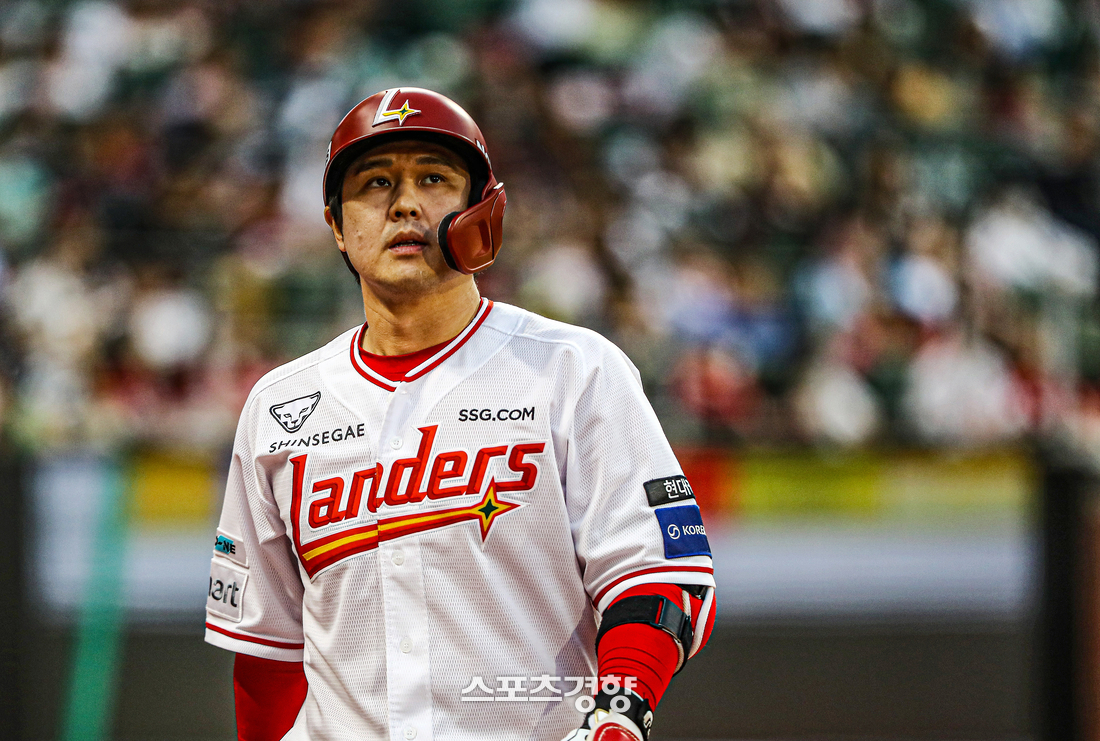 ‘타격 부진에 눈 <b>부상</b>까지’ <b>SSG 최정</b>, 1군 제외···이숭용 감독 “왼...