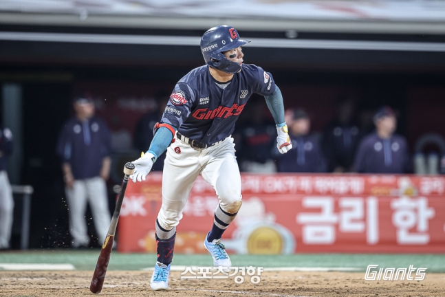 견제구 맞고 폐 출혈 증세 보인 롯데 장두성, 일단 퇴원 후 추가 정밀 검사 예정···김태형 감독 “복귀 얘기할 단계 아니다”