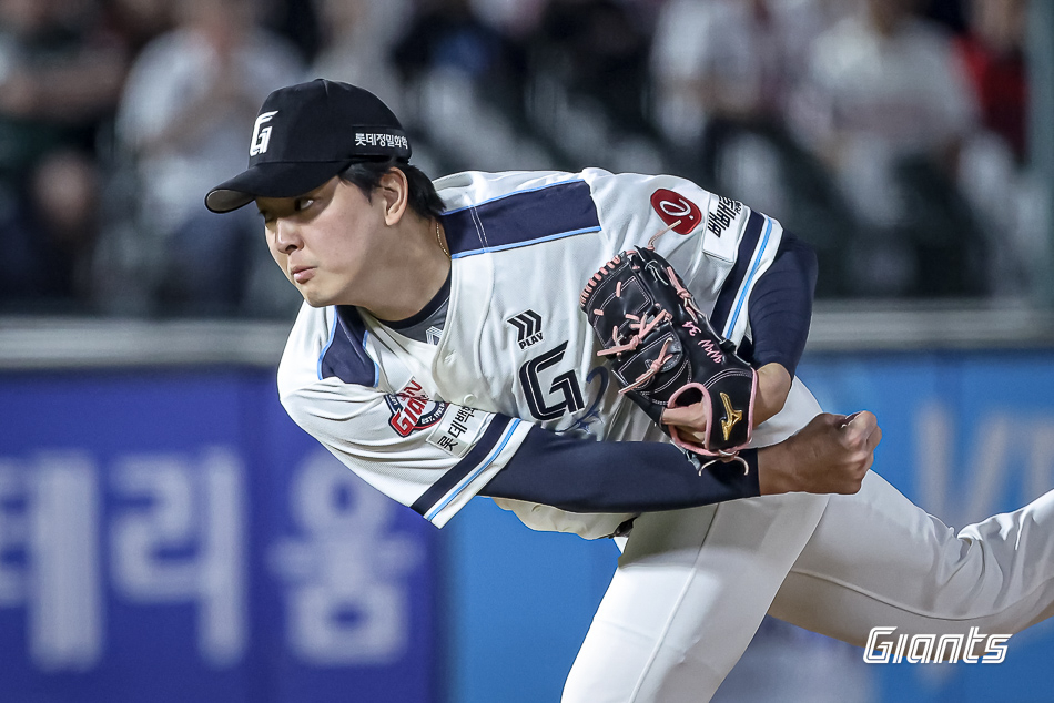 롯데 역사 또 써내려가는 <b>김원중</b>…구단 최초 <b>150세이브 달성</b>까지 하나 ...